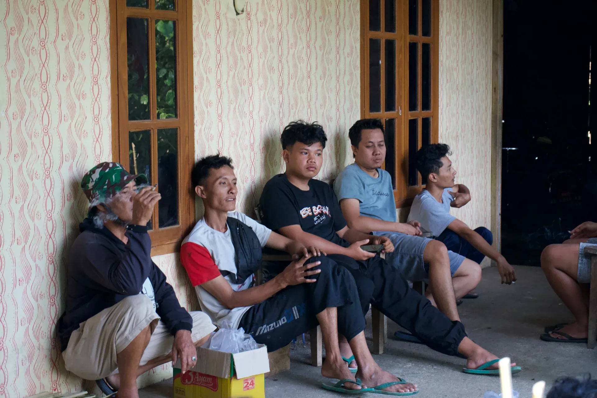 Kerja bakti warga dan mahasiswa KKN UKDW membersihkan dusun