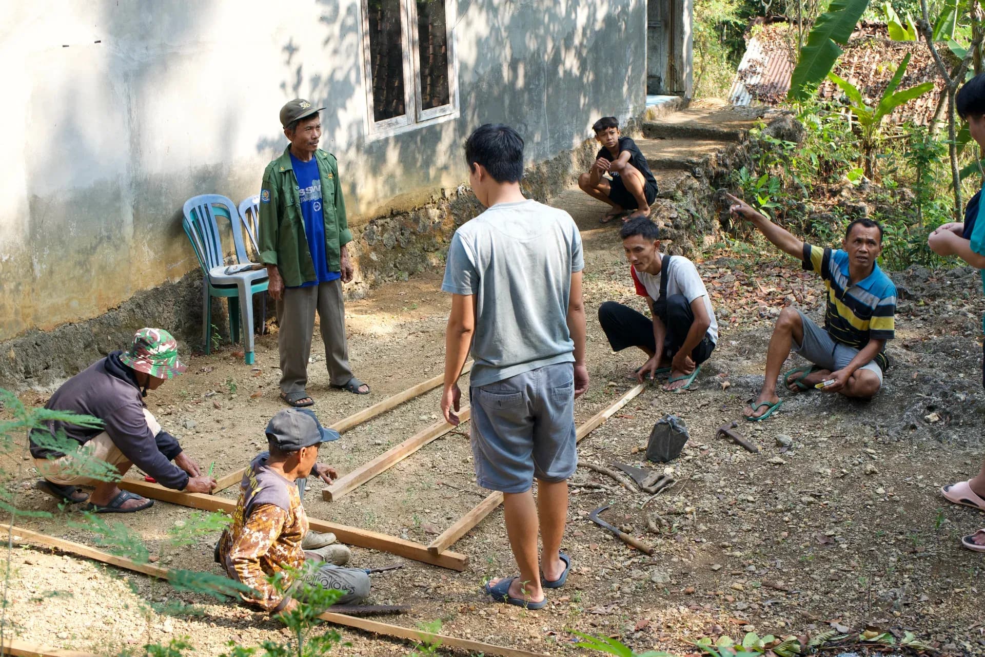Kerja bakti warga dan mahasiswa KKN UKDW membersihkan dusun