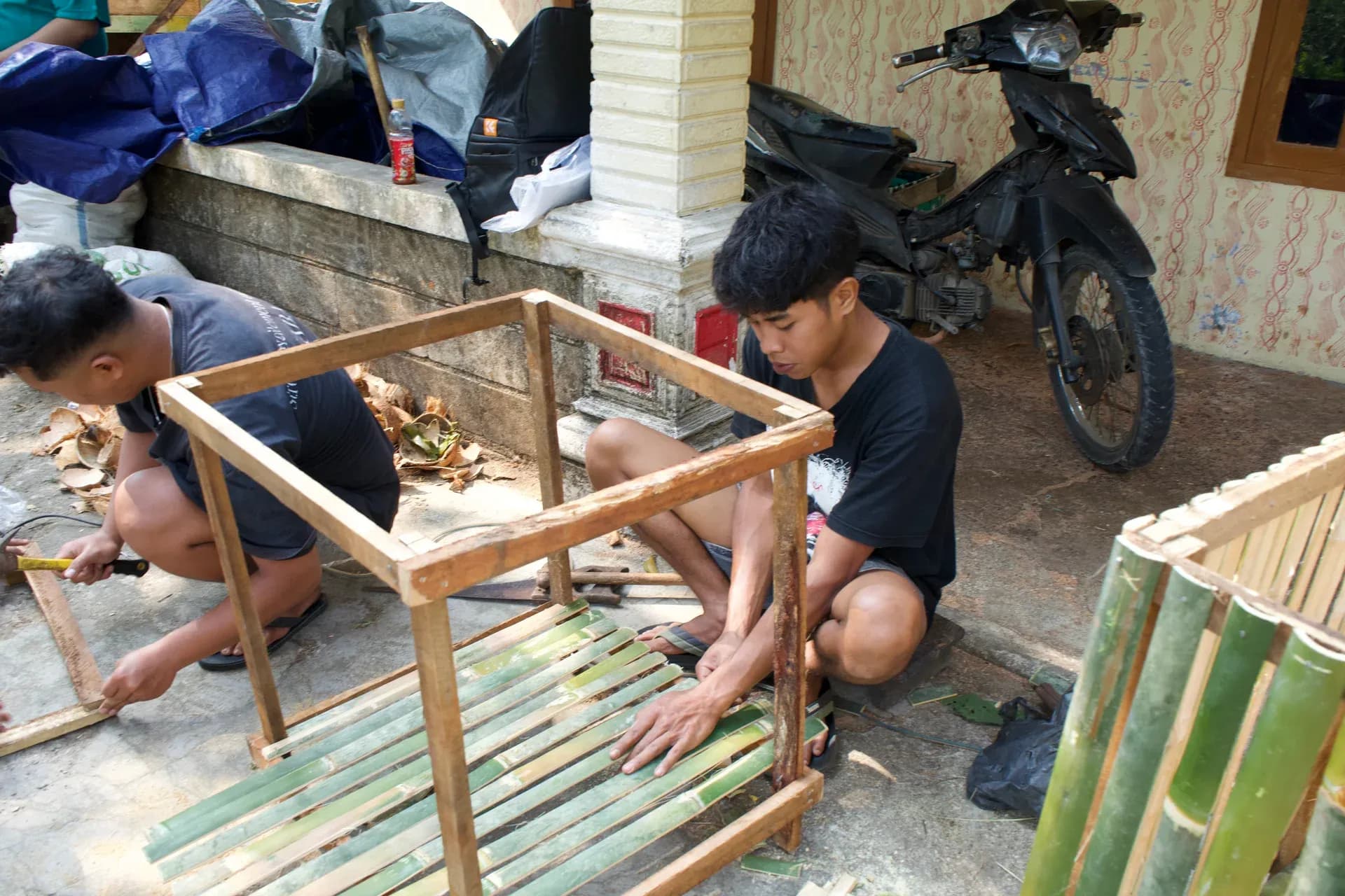 Kerja bakti warga dan mahasiswa KKN UKDW membersihkan dusun
