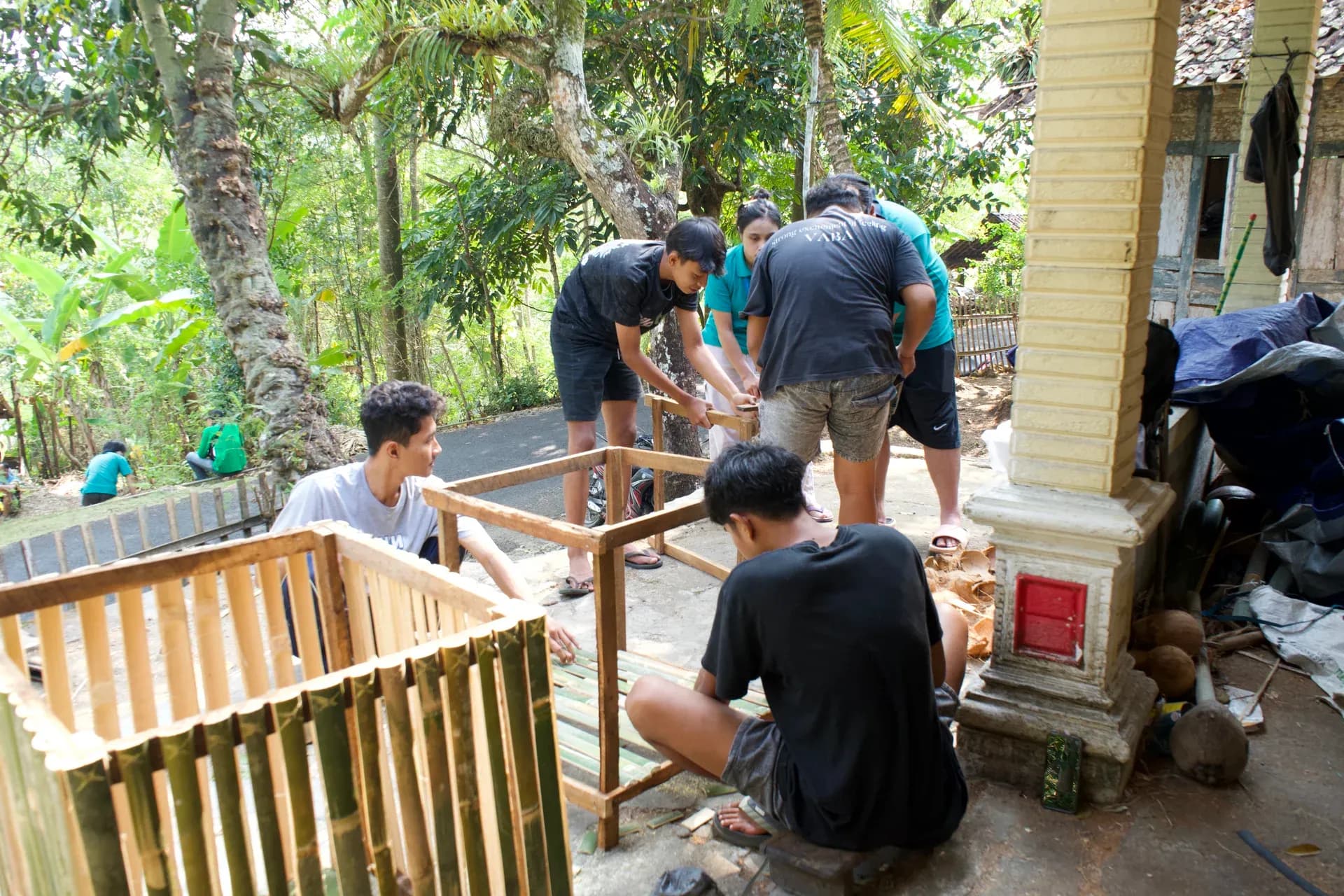 Kerja bakti warga dan mahasiswa KKN UKDW membersihkan dusun