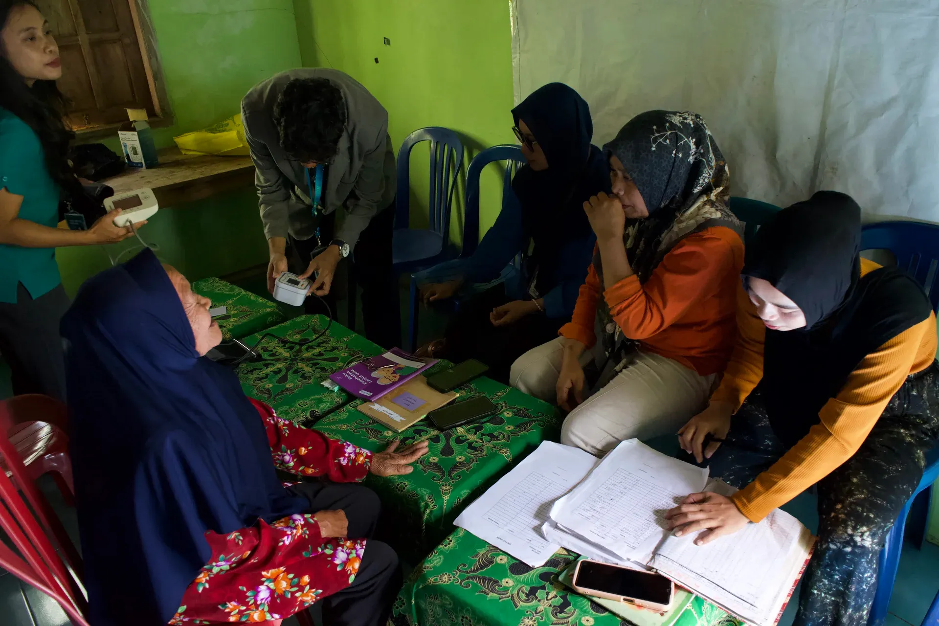 Pemeriksaan dan penyuluhan kesehatan warga dusun