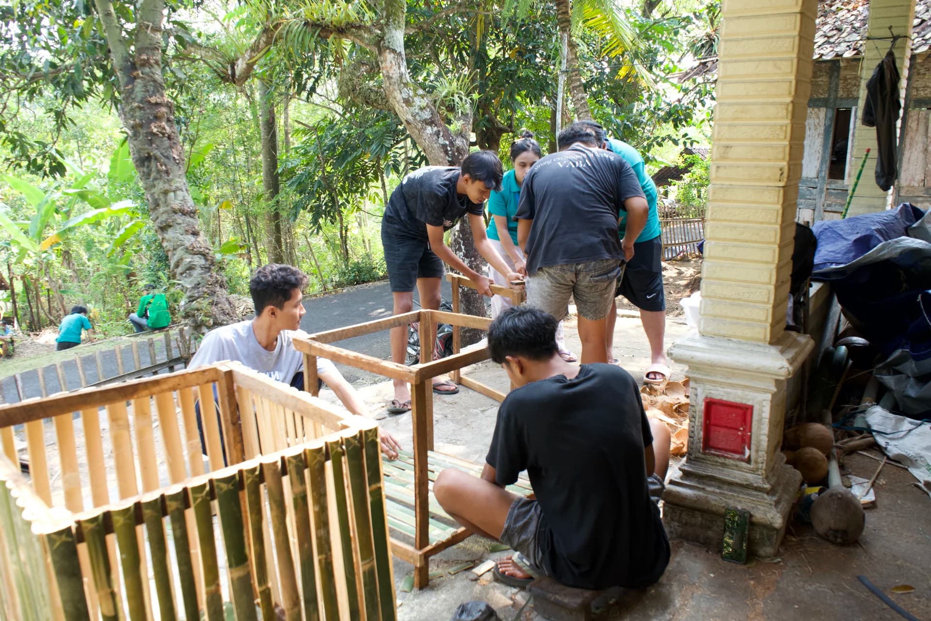 Kerja bakti warga dan mahasiswa KKN UKDW membersihkan dusun